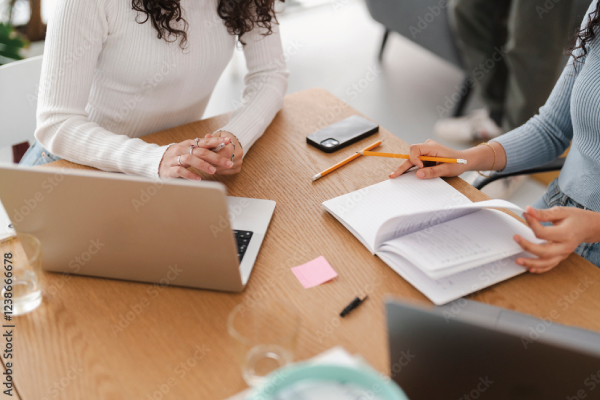 テーブルの上のノートパソコンとノート