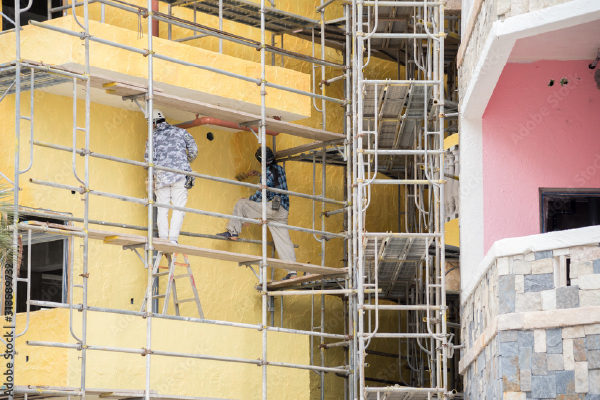 塗装工事中の建物と作業員