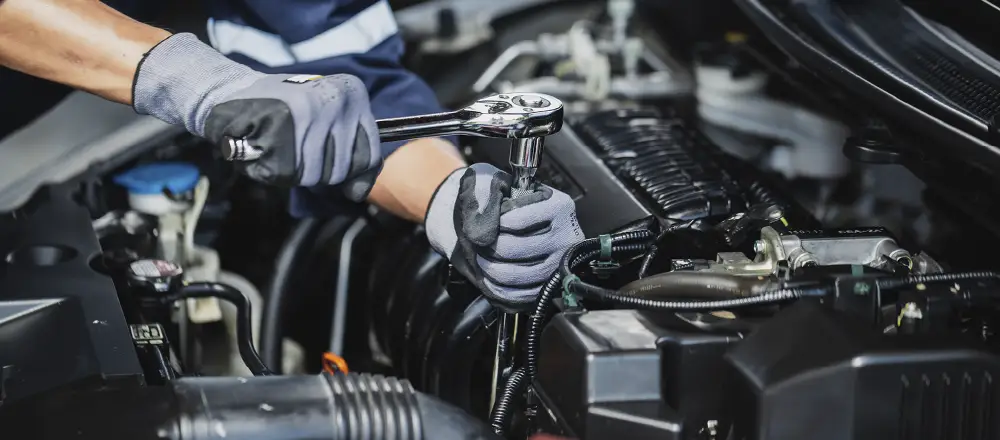 整備中の自動車の車内